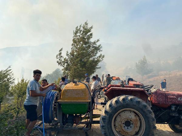 ANTALYA KAS'A BAGLI IKI MAHALLE ARASINDAKI BOLGEDE, UC GUNDE UCUNCU KEZ ORMAN YANGINI CIKTI. YANGINLAR COK BUYUMEDEN SONDURULDU. BOLGE HALKININ YANGINLARA MUDAHALEDE YAPTIGI KATKI GORULMEYE DEGERDI.(FOTO:KAS-DHA)