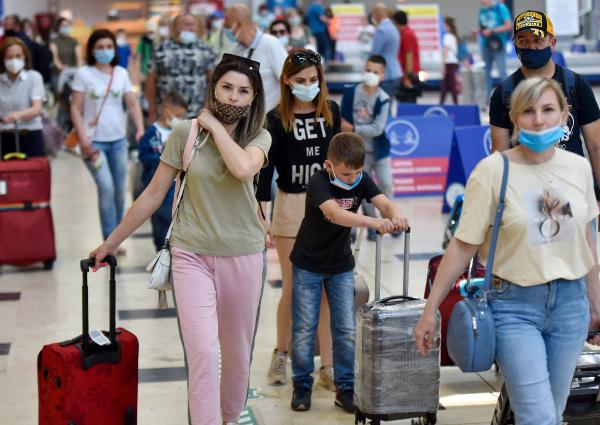 RUSYA'NIN UCUS KISITLAMASINI KALDIRMASININ ARDINDAN ANTALYA'YA BINLERCE RUS TURISTIN GELMESI HAVALIMANINI HAREKETLENDIRDI. (FOTO:TOLGA YILDIRIM/ANTALYA-DHA)