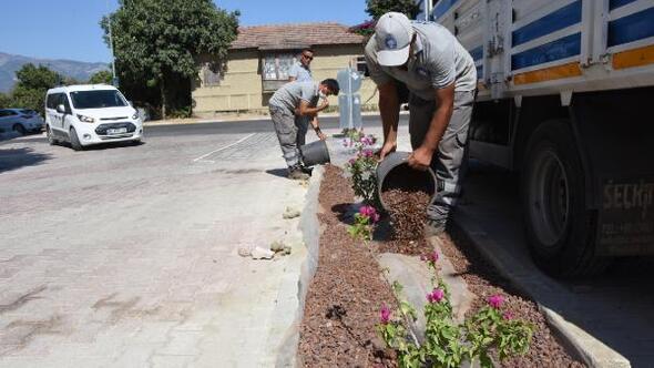 Ertuğrul Günay Caddesi çiçeklendirildi