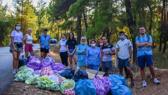 Gönüllüler ormandan 66 torba çöp topladı