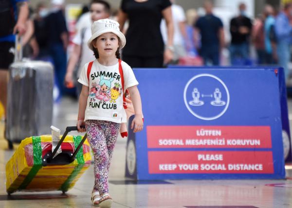 RUSYA'NIN UCUS KISITLAMASINI KALDIRMASININ ARDINDAN ANTALYA'YA BINLERCE RUS TURISTIN GELMESI HAVALIMANINI HAREKETLENDIRDI. (FOTO:TOLGA YILDIRIM/ANTALYA-DHA)