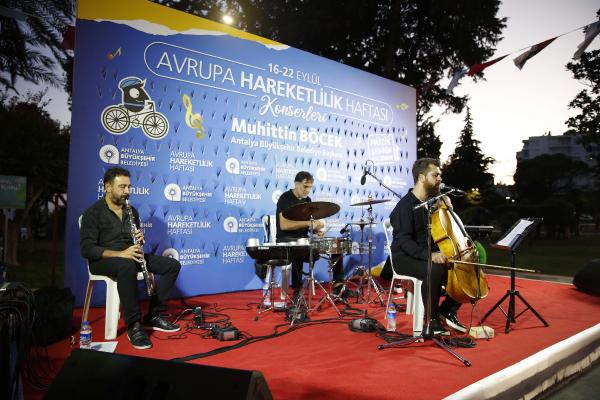 ANTALYA BUYUKSEHIR BELEDIYESI, 16-22 EYLUL AVRUPA HAREKETLILIK HAFTASI'NIN SON GUNUNDE 'ARABASIZ GUN' ETKINLIGI GERCEKLESTIRDI.(FOTO:ANTALYA-DHA)