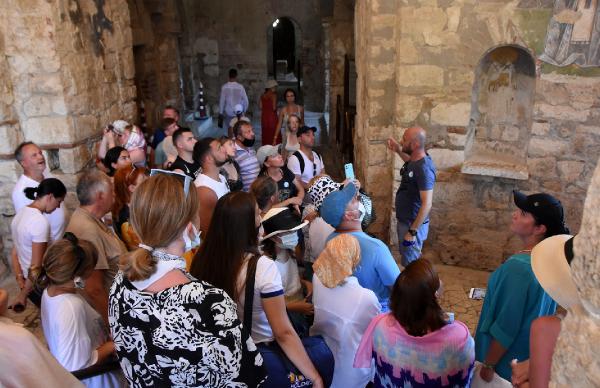 ANTALYA'NIN DEMRE VE KAS ILCELERINDEKI OREN YERLERI AGUSTOS AYINDA GELEN ZIYARETCI SAYISI VE SAGLANAN GELIR ACISINDAN BUYUK BIR SICRAMA YAPTI. (NOEL BABA) (FOTO:DEMRE-DHA)