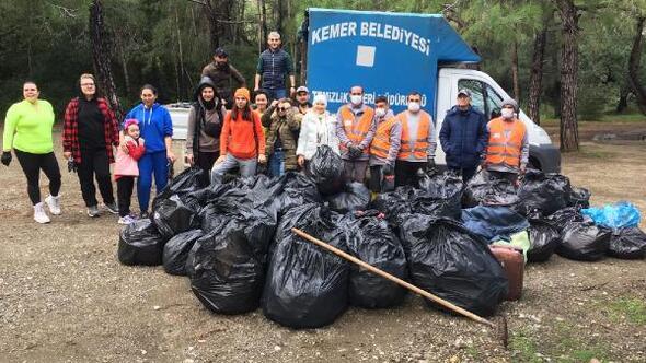 Yerleşik yabancılar Alacasu Koyunda temizlik yaptı