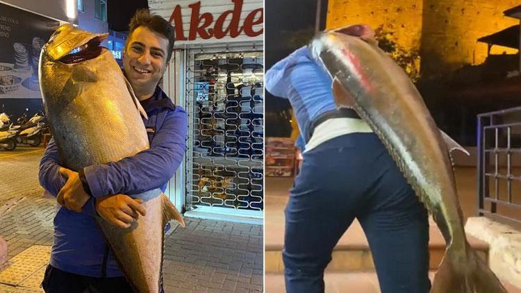 Amatör balıkçı yakaladı Tam 41 kilo... Sırtında böyle taşıdı