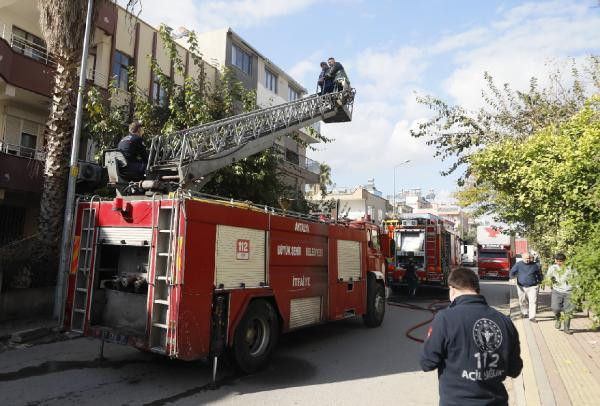 Yangında mahsur kalan babaanne ile torununa itfaiye yetişti