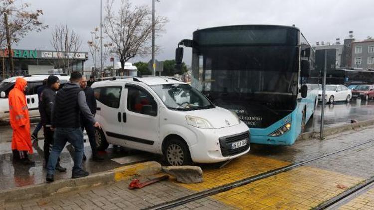 Halk otobüsü ile hafif ticari araç çarpıştı: 1 yaralı