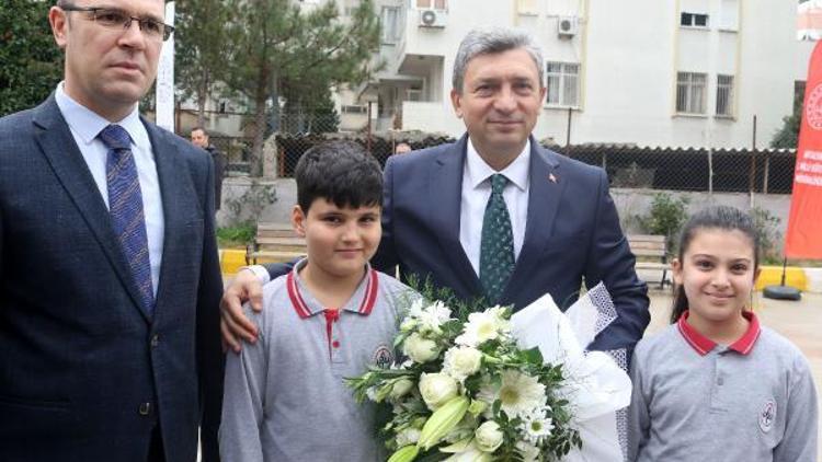 Antalyada tatile giren öğrencilere karnelerini vali verdi