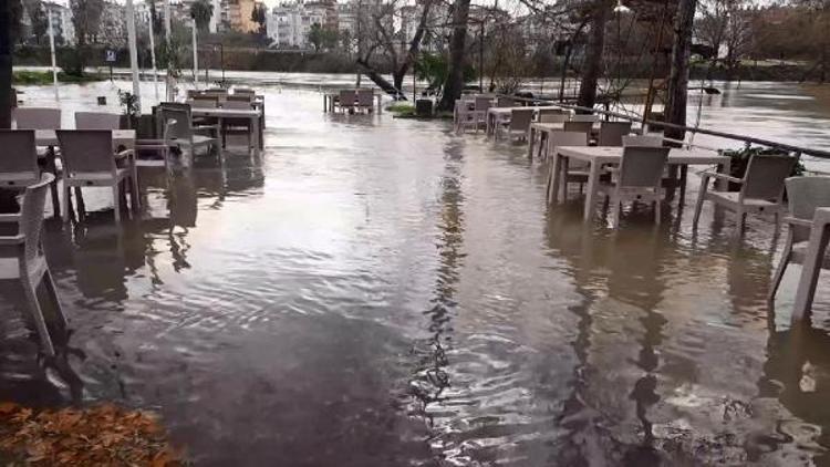 Manavgat ırmağı taştı, işletmeler su altında kaldı