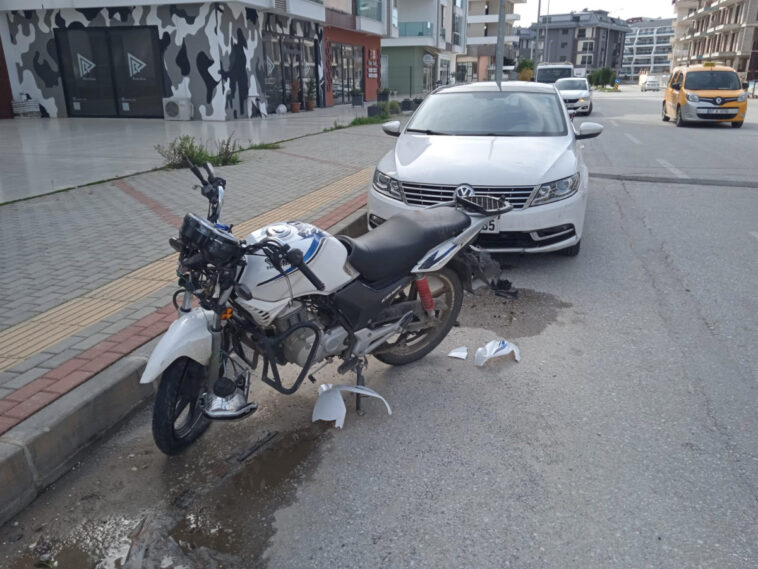 Alanya’da devrilen motosiklet sürücüsü yaralandı