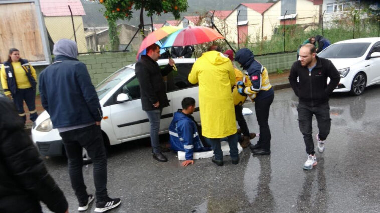 Güpegündüz otomobilinden indirildi, bıçaklandı