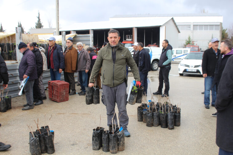 Korkuteli üreticisine Büyükşehir'den destek