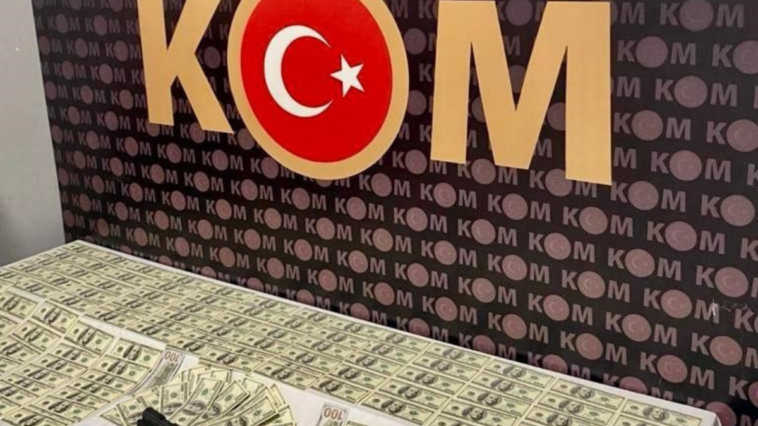 Piyasaya sahte ABD doları sürmeye çalışırken yakalandı