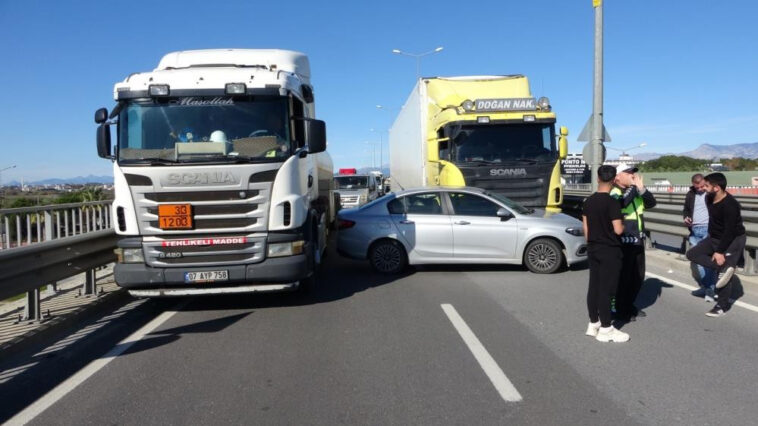 Tır, çarptığı aracı önünde sürükledi