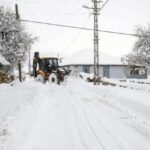 Kardan kapanan yollar iş makineleriyle açıldı