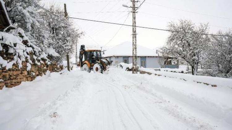 Kardan kapanan yollar iş makineleriyle açıldı