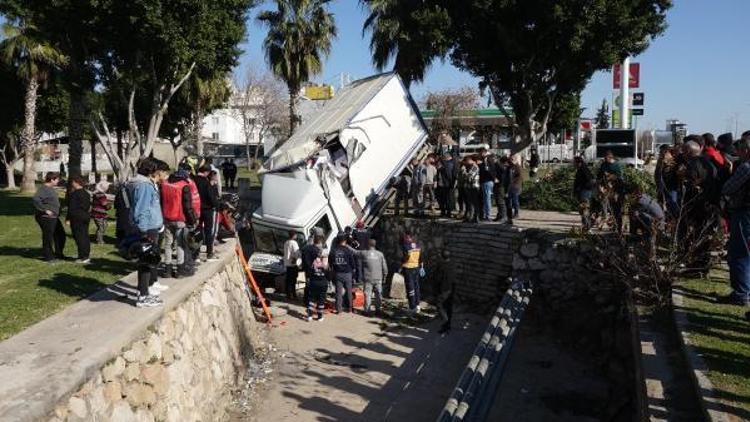 Kazaya karışan kamyonet kanala düştü, sıkışan sürücüyü itfaiye kurtardı