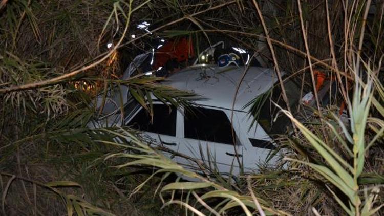 Kanala uçan otomobildekileri itfaiye kurtardı