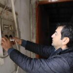 Duvarını kırdığı kiracısının, şimdi de elektriğini kestirdi