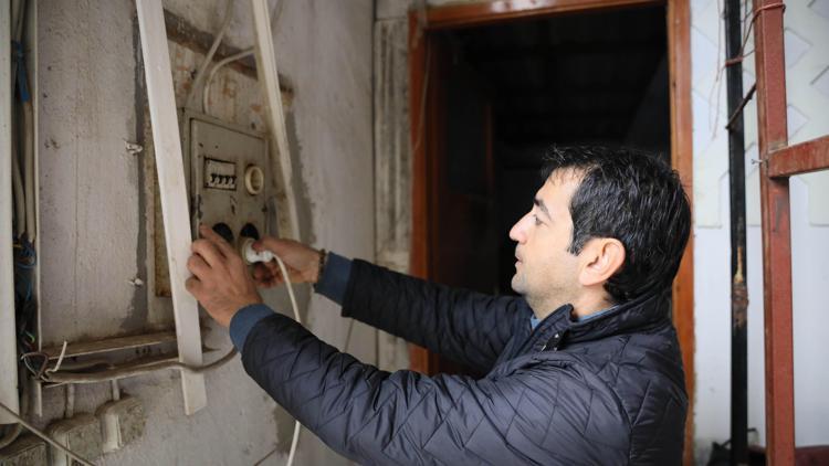 Duvarını kırdığı kiracısının, şimdi de elektriğini kestirdi