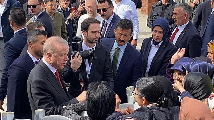 Cumhurbaşkanı Erdoğan cuma namazını Antalyada kıldı: Çocuklara harçlık verip oyuncak dağıttı