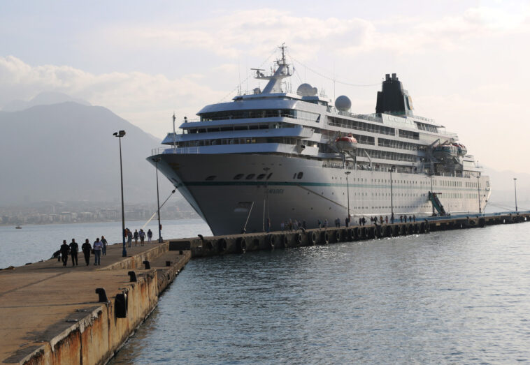 "Amadea" Alanya Limanı'na demirledi