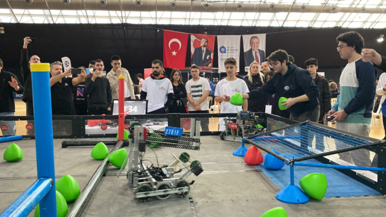 Antalya'daki turnuvada makine ve robotlarla yarıştılar