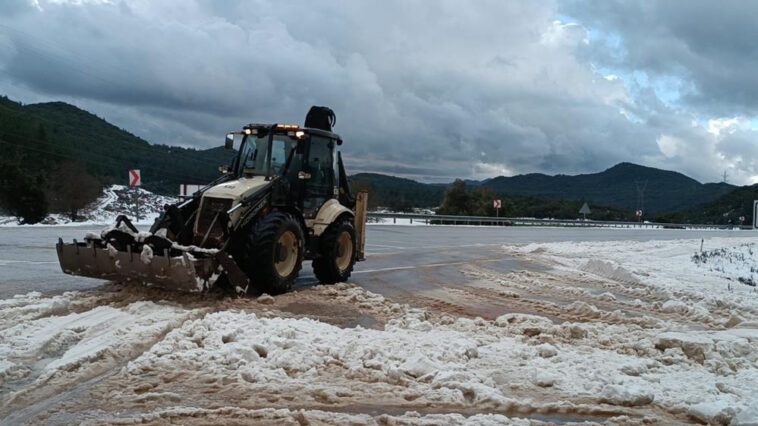 Dolu karayolunu trafiğe kapattı