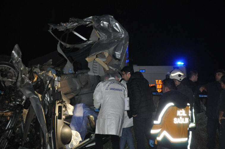 Gazipaşa'da tıra çarpan aracın sürücüsü hayatını kaybetti