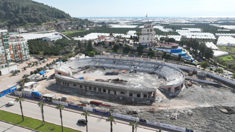 Kumluca Atatürk Stadyumu'na kavuşuyor