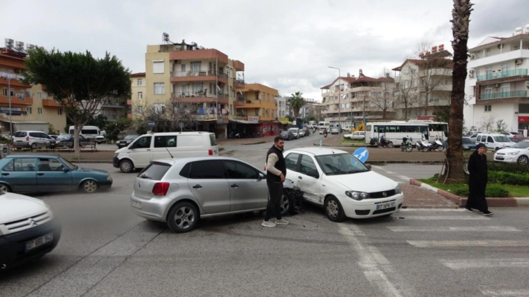 Manavgat'ta 2 otomobil çarpıştı 1 yaralı var