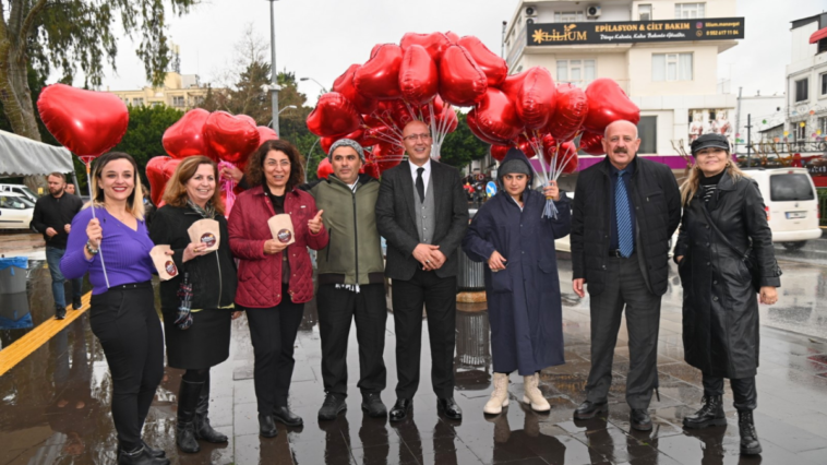 Manavgat'ta Sevgililer Günü'nde çay-simit ikramı