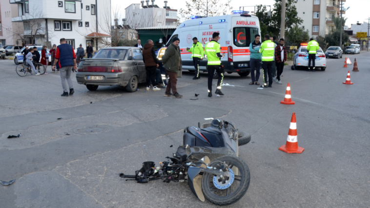 Serik'te otomobil ile motosiklet çarpıştı: 2 yaralı var