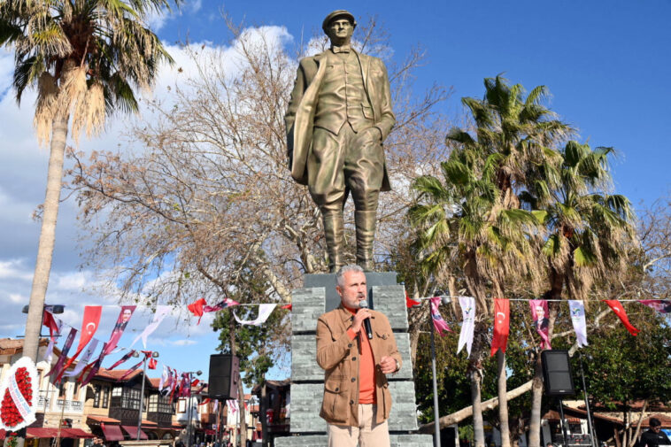 Side'ye dev Atatürk Anıtı