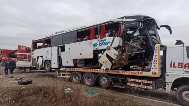 Yolcu otobüsü devrildi 1 kişi öldü 18 yaralı var