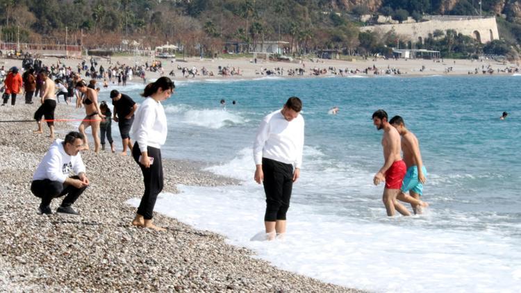 Antalyada sıcak hava; denize girdiler