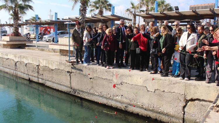 100 yıl önce Selanikten gelen mübadiller için denize karanfil bırakıldı