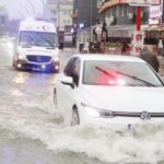 Antalya’yı hem sağanak hem hortum vurdu