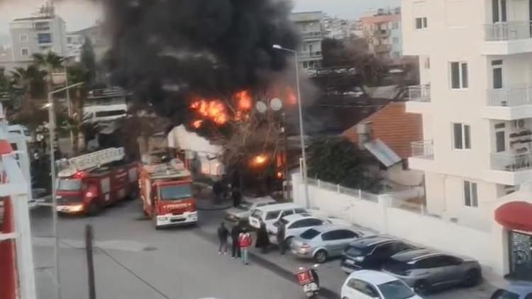 Antalyada gecekondu yangını; küle döndü