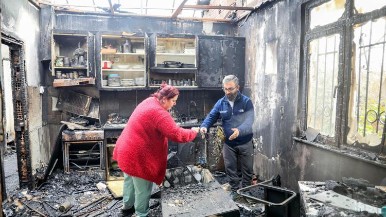 Küle dönen evden çocuklarını güçlükle çıkarttı, yanan kuşunu görünce gözyaşı döktü