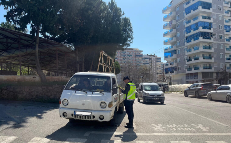 Alanya'da jandarma 101 sürücüyle ceza yağdırdı