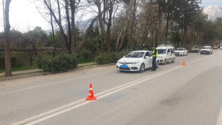 Alanya'da jandarma 18 aracı trafikten men etti