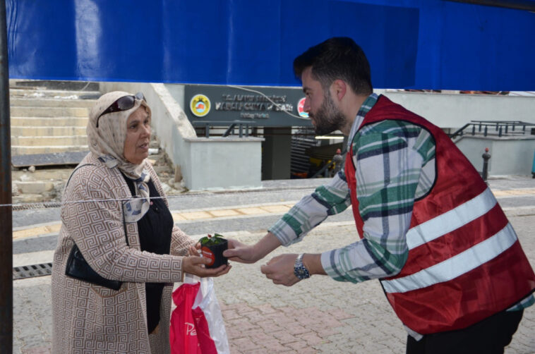 Büyükşehir Alanya'da kadınlara 2 bin çiçek dağıttı