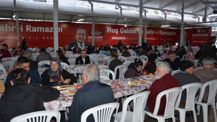 Büyükşehir'den Kepez Aydoymuş Mahallesi'nde iftar yemeği