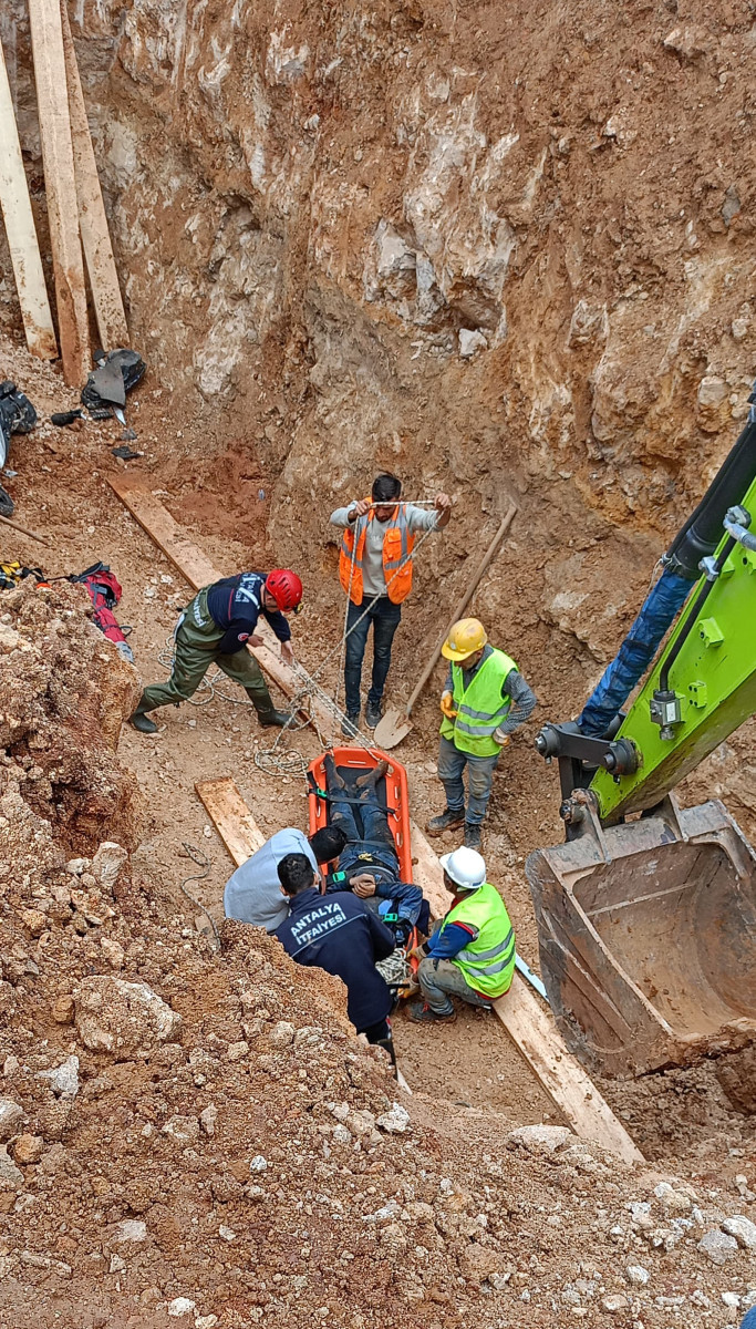 Döşemealtı'nda kanala düşen motosiklet sürücüsü yaralandı