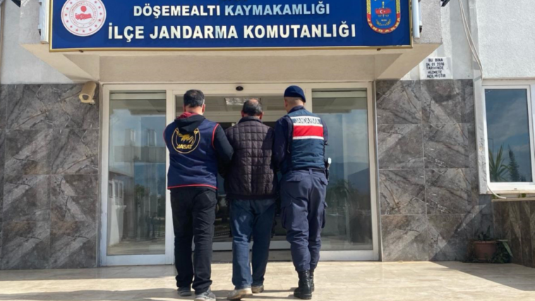 Jandarma Antalya'da 30 suç kaydı bulunan firariyi yakaladı