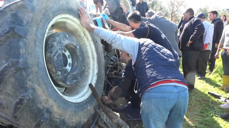 Manavgat' ta traktörün altında kalan sürücüyü itfaiye kurtardı