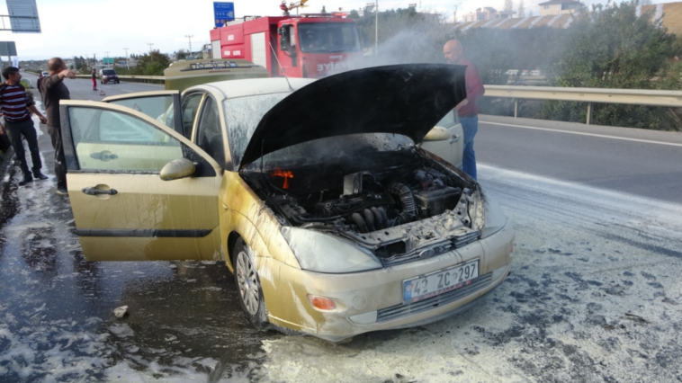 Manavgat'ta otomobil yangını, hasar büyük