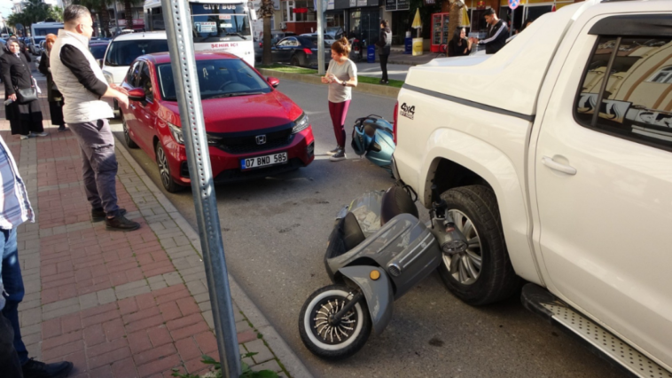 Motosikletler otomobil ve kamyonete çarptı: 2 yaralı