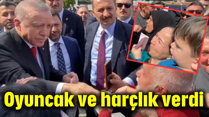 Oyuncak ve harçlık verdi